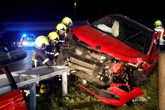 Unfall an der A 4 in Chemnitz: Skoda landet auf Leitplanke - Die Feuerwehr Chemnitz war zur Bergung im Einsatz.