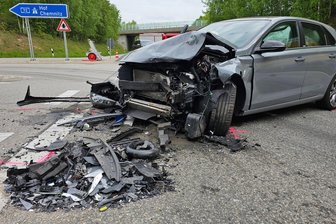 Unfall an der A72-Anschlussstelle in Hartmannsdorf fordert erneut Todesopfer - Ein schwerer Unfall hat sich an der Auffahrt zur A 72 in Hartmannsdorf ereignet. Ein 89-Jähriger ist jetzt gestorben.