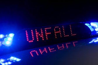 Unfall an der B 101 in Brand-Erbisdorf: Straße wieder frei - Auf dem Display eines Polizeiwagens ist der Hinweis „Unfall“ zu lesen.
