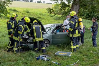 Unfall an der B 169 bei Auerbach - Ins Krankenhaus ist am Montagnachmittag eine Opel-Fahrerin nach einem Unfall auf der B 169 eingeliefert worden. Die Seniorin war mit ihrem Auto auf der Bundesstraße von Auerbach in Richtung Ellefeld unterwegs, als sie in einer Linkskurve ohne Fremdeinwirkung aus ungeklärter Ursache von der Straße abkam, berichtet die Polizei. Dann fuhr sie mehrere Meter über eine Wiese und krachte gegen einen Baum. Zur Bergung waren die Feuerwehr und der Rettungsdienst im Einsatz. Dazu musste die B 169 für etwa eine Stunde voll gesperrt werden. Die Opel-Fahrerin wurde zur Untersuchung in ein Krankenhaus gebracht. Die Polizei beziffert den Sachschaden mit rund 5000 Euro.darö