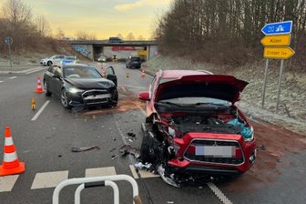 Unfall an der B-93-Abfahrt bei Zwickau: Verbindung zwischen Mülsen und Crossen war am Mittwoch drei Stunden voll gesperrt - Nach einem Unfall war die Berthelsdorfer Straße unter der B 93 voll gesperrt.