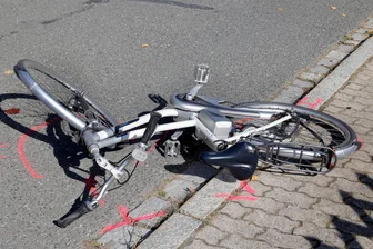 Unfall an der Baumwollkreuzung in Flöha: Radfahrer muss ins Krankenhaus - In Flöha ist ein Radfahrer von einem Autofahrer übersehen worden und auf die Fahrbahn gestürzt. Foto: Harry Härtel (Symbolbild)