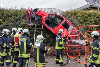 Unfall an der Forststraße in Meerane: Hyundai landet in ungewöhnlicher Position auf Zaunsäulen und Hecke - Aus dem Fahrzeugwrack des Hyundai musste der schwer verletzte Mann befreit werden.