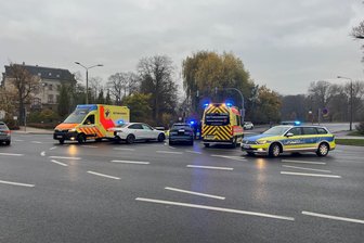 Unfall an der Mocca-Bar-Kreuzung in Zwickau: Autofahrer brauchen mehr Zeit - Nach dem Unfall an der Mocca-Bar-Kreuzung gibt es Verkehrsbehinderungen.