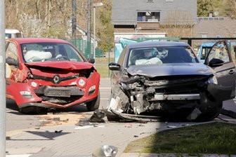 Unfall an der Zwickauer Straße in Chemnitz: Zwei Personen verletzt - An einer Ampelkreuzung krachte es am Dienstag heftig.