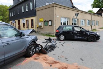 Unfall an Kreuzung im Erzgebirge – Eine Verletzte und hoher Sachschaden - Einen schweren Unfall hat es in Jägerhaus gegeben.