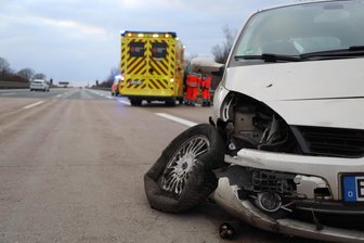 Unfall auf A 4 bei Berbersdorf: Renault prallt in – Stau löst zweiten Unfall aus - Ein Pkw ist am Samstag bei Berbersdorf auf der A 4 verunfallt.