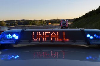 Unfall auf A 4 bei Chemnitz: Zwei Verletzte und hoher Sachschaden - Die Polizei und Rettungskräfte eilten am Sonntagmorgen zu einem Unfall auf der A 4.