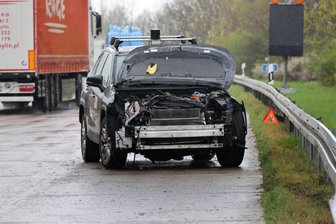 Unfall auf A 4 bei Frankenberg: Auto kracht gegen Leitplanke - Der Toyota krachte auf der A 4 gegen die Leitplanke.