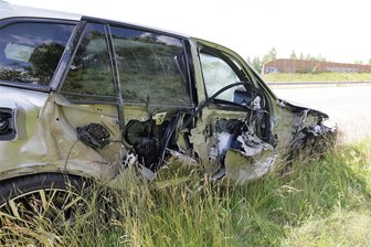 Unfall auf A 4 bei Hohenstein-Ernstthal am Mittwochnachmittag: Ursache steht fest - Der schwer beschädigte BMW landete im Seitengraben – er fuhr mehrere hundert Meter auf drei Rädern.