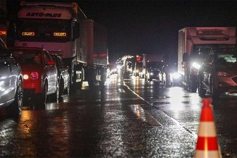 Unfall auf A 4: Hoher Sachschaden an Taxi und langer Stau - Infolge eines Unfalls kam es am Montagabend auf der A 4 zu einem Stau.