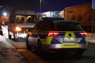 Unfall auf A 4 - Raststätte „Auerswalder Blick“ teilweise blockiert - Unfall auf der A 4 in Richtung Dresden. Ein Transporter war in der Einfahrt zur Raststätte in die Leitplanke gekracht.