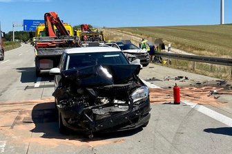 Unfall auf A 4: Skoda kollidiert mit Peugeot - Zwei Pkw sind gegen Samstagmittag auf der Autobahn 4 bei Glauchau zusammengestoßen. 