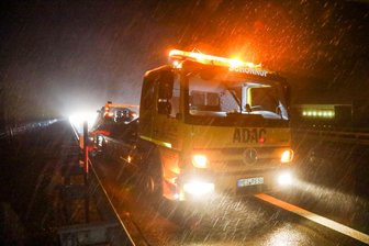 Unfall auf A 4: VW kracht Sonntagabend bei Hainichen in Leitplanke - Bei schlechtem Wetter kam es auf der A 4 bei Hainichen zu einem Unfall. Der ADAC musste zum Abschleppen kommen.