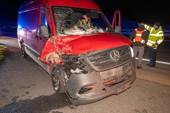 Unfall auf A 4 zwischen Hainichen und Frankenberg: Sprinter kracht auf Sattelzug - Ein Mercedes aus Polen fuhr auf der A 4 am Mittwochabend auf einen Lkw auf.