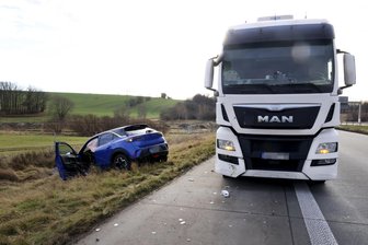 Unfall auf A 72 am Kreuz Chemnitz mit Sperrung und Verletzten - Der Opel fuhr auf den Grünstreifen, Opel und Lastwagen wurden beschädigt.