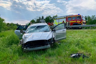 Unfall auf A 72: Auto gerät auf Leitplanke und hebt ab - 