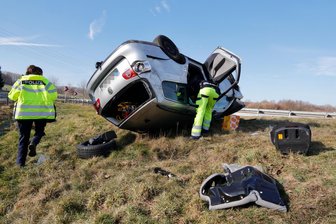 Unfall auf A 72 bei Chemnitz: Auto überschlägt sich - Ein Auto ist am Montagmittag auf der A 72 nahe Chemnitz verunglückt.