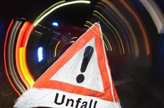 Unfall auf A 72 bei Thoßfell: Zwei Verletzte - Am Mittwochmorgen sind bei einem Auffahrunfall auf der A 72 bei Thoßfell zwei Männer schwer verletzt worden.
