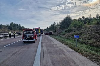 Unfall auf A 72: Zwei Schwerverletzte - Feuerwehr, Polizei und Rettungsdienst waren jetzt zu einem Unfall auf der A 72 mit zwei Schwerverletzten gerufen worden. Auch ein Hubschrauber war im Einsatz.