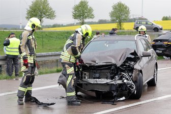 Unfall auf A4 bei Hohenstein-Ernstthal: Hagel und Schnee führen zu Kollision - Bei Schneefall ereignete sich auf der A 4 am Samstagabend ein Verkehrsunfall mit zwei beteiligten Autos.