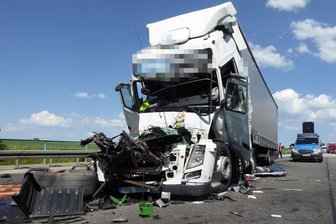 Unfall auf A4: Person in Fahrzeug eingeklemmt -