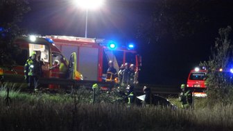 Unfall auf A72 nahe Anschlussstelle Pirk: Audi durchbricht Leitplanke, Autobahn voll gesperrt - Die Unfallstelle nahe der Anschlussstelle Pirk am späten Dienstagabend.