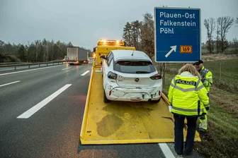 Unfall auf Autobahn 72 im Vogtland sorgt am frühen Mittwochmorgen für Stau - Der Unfallwagen musste abgeschleppt werden.