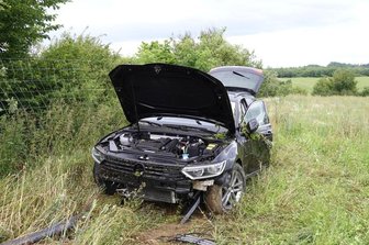 Unfall auf Autobahn - VW landet im Wildzaun -