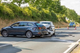 Unfall auf Autobahnzubringer im Erzgebirge: Polizei nennt ungewöhnliche Ursache - Durch den Aufprall drehte sich der Seat quer zur Fahrbahn.