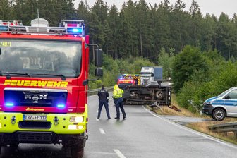 Unfall auf Autobahnzubringer im Erzgebirge - Der Unfall hat sich am Freitagabend zwischen Burgstädtel und Elterlein ereignet.