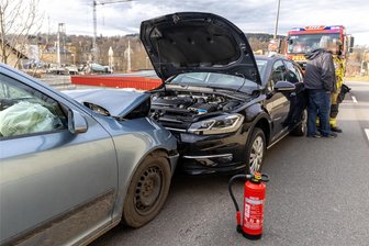 Unfall auf B 169 bei Rodewisch: Mann verletzt und 27.000 Euro Schaden - Die Autos waren nach der Kollision nicht mehr fahrbereit und wurden abgeschleppt.