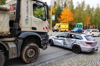 Unfall auf B 169 im Erzgebirge: Lkw schiebt Pkw gut 30 Meter weit vor sich her – 27.000 Euro Schaden - Zu einem Verkehrsunfall ist es am Mittwoch auf der B 169 in Aue gekommen.