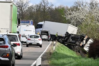 Unfall auf B 169 in Hainichen: Laster rutscht auf Umleitungsstrecke in den Graben - Ein Unfall auf B 169 in Hainichen sorgte am Dienstag für Behinderungen.