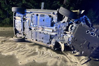Unfall auf B 173 im Vogtland: Zwei Verletzte und Totalschaden - Das unfallverursachende Auto kippte bei der Kollision auf der B 173 auf die Seite.
