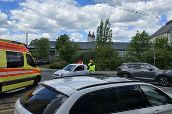 Unfall auf B 173 in Plauen: Opel-Fahrer (20) übersieht Microcar - Ein Verkehrsunfall ereignete sich Freitagnachmittag am Plauener Stadtbad.
