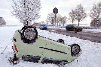 Unfall auf B 173: Renault landet auf Dach -