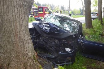 Unfall auf B 173: VW prallt frontal gegen Baum -