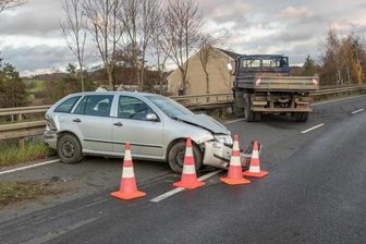 Unfall auf B 173: Zwei Verletzte und 22.000 Euro Schaden - Die B 173 war nach dem schweren Unfall gesperrt gewesen.