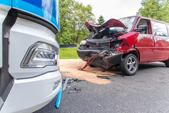 Unfall auf B 174 an der Grenze zu Tschechien: Lkw kollidiert mit VW-Kleinbus - Die Ursache des Unfalls auf der B 174 ist unklar.