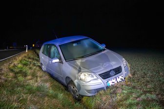 Unfall auf B 175 bei Hartha: Auto kommt auf Feld zum Stehen - Auf der B 175 ist ein Autofahrer zwischen Döbeln und Hartha am Abzweig Steina von der Straße abgekommen.