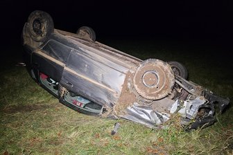 Unfall auf B 175 zwischen Werdau und Langenbernsdorf: Chevrolet landet auf Dach - Der Chevrolet liegt nach dem Unfall auf der B 175 auf dem Dach.