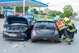 Unfall auf B 180 im Erzgebirge: Autos prallen an Tankstellen-Ausfahrt zusammen - Ein Unfall hat sich am Donnerstagabend auf der B 180 in Thalheim ereignet.