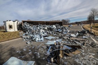 Unfall auf B 180 nahe Hohenstein-Ernstthal: Lkw mit Metallschrott in Kurve umgekippt – Bergung dauert sieben Stunden - Der Fahrer des Lastwagens hatte auf der B 180 die Kontrolle über sein Fahrzeug verloren.