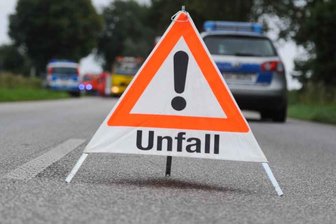 Unfall auf B 283 im Vogtland: 85-jähriger Autofahrer schiebt wartendes Auto in den Gegenverkehr - Nach einem Unfall musste am Mittwochmittag die B 283 bei Markneukirchen gesperrt werden.