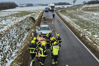 Unfall auf B 7 bei Rochlitz: Auto springt aus Graben - Auf der B7 kam ein Auto von der Straße ab, landete nach kurzem Flug aber wieder dort.