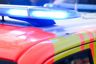 Unfall auf B 94 im Vogtland: Drei Verletzte und hoher Schaden - Drei Menschen sind bei einem Unfall in Lengenfeld verletzt worden.