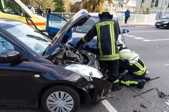 Unfall auf B101 in Aue - Auch die Feuerwehr ist in Aue vor Ort.