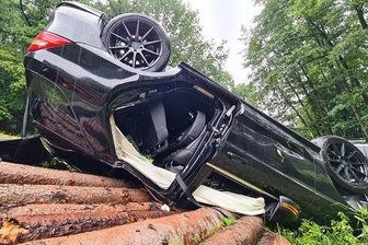 Unfall auf B92: Baum stürzt auf Auto - Das Unfallfahrzeug landete auf seinem Dach.