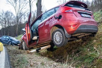Unfall auf Bundesstraße 101 bei Schwarzenberg: Drei Verletzte und 32.000 Euro Sachschaden - Nach dem schweren Unfall am Dienstag bei Schwarzenberg kam der beteiligte Ford so an der Böschung zum Stehen.